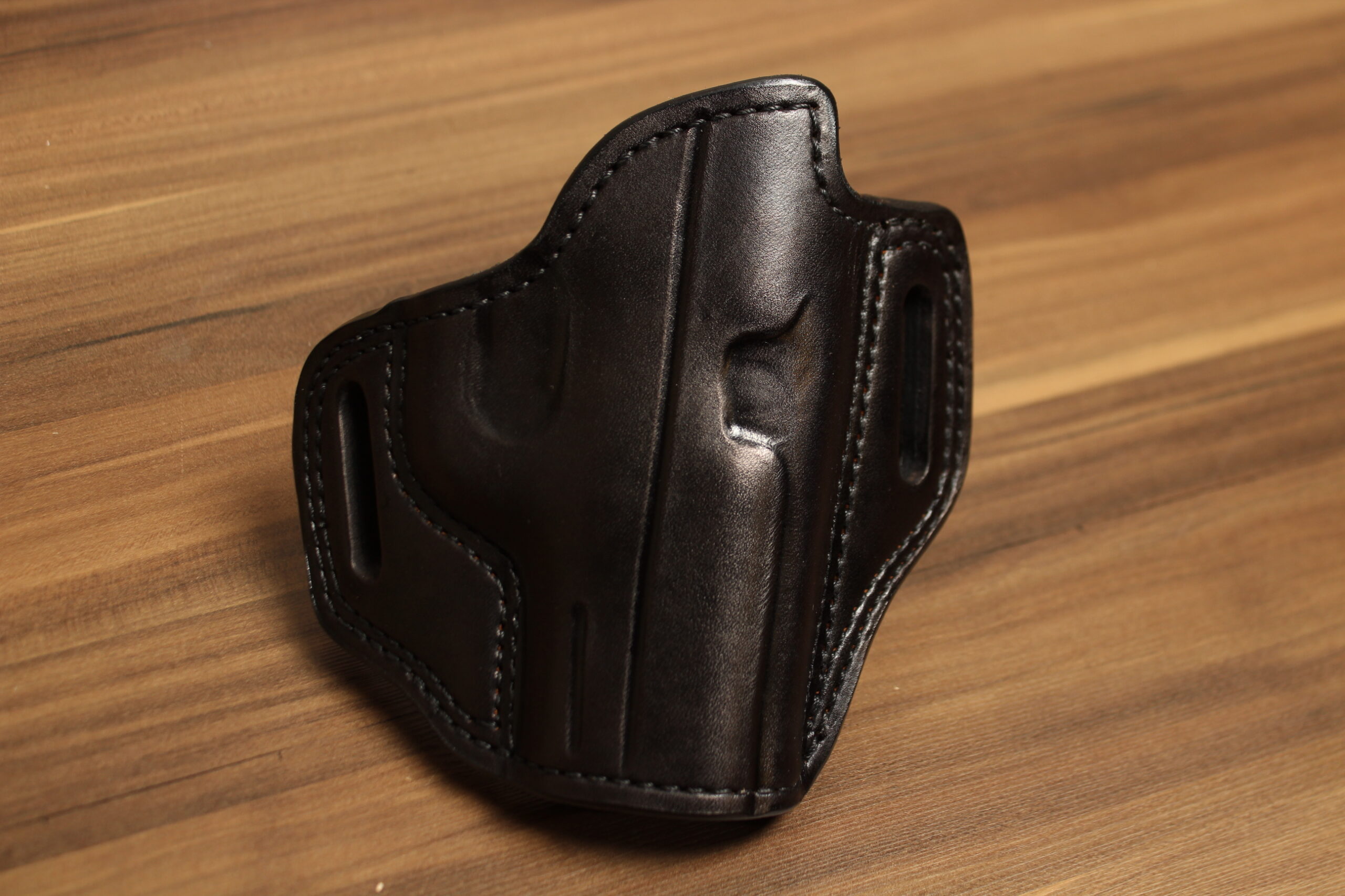 OVERSTOCK - Model 2010 Undercover OWB holster for 4" S&W M&P 9/40, Black, RH, Suede lined
